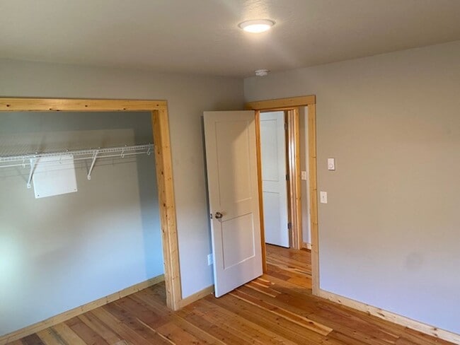 Building Photo - Newer Build - Immaculate 4-5 bed 3.5 Bath Townhouse