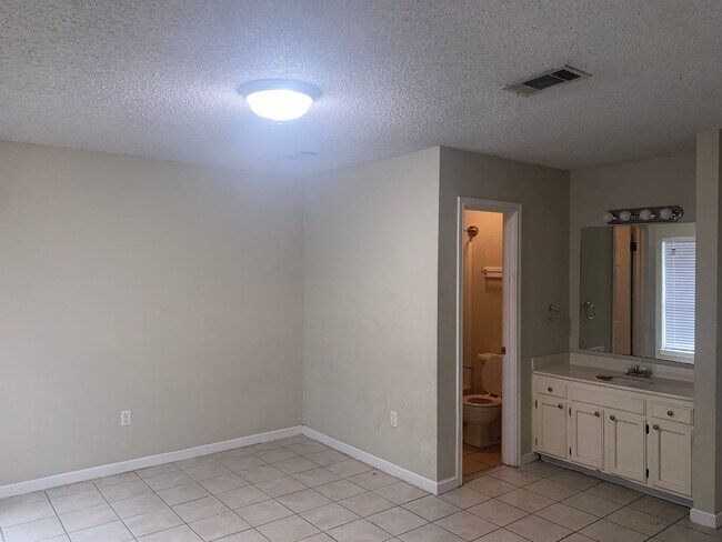 Building Photo - 1134-1136 Willow Creek Dr