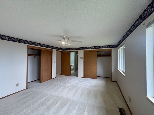 Building Photo - Stunning Three Bedroom With Amazing Views!