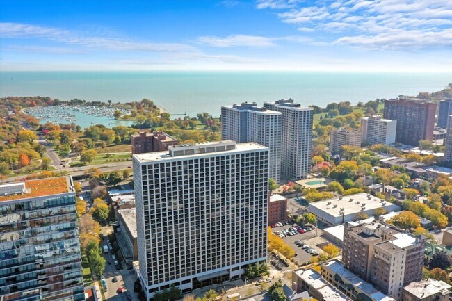 Building Photo - 4343 N Clarendon Ave