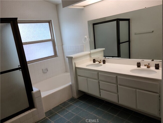 Building Photo - 998 Ashford Cir