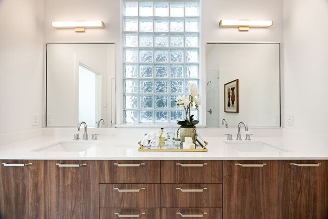 Building Photo - 1713 Mary St