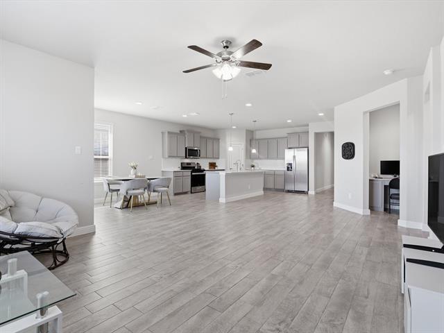 Building Photo - 16032 Farringdon St