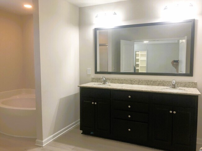 Building Photo - 502 Geranium St