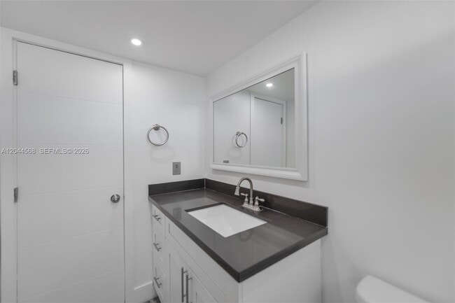 Building Photo - 2851 Leonard Dr