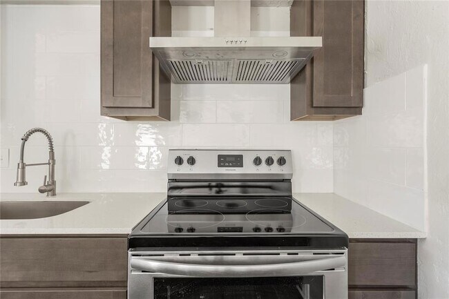 Building Photo - 2810 Dorchester Dr