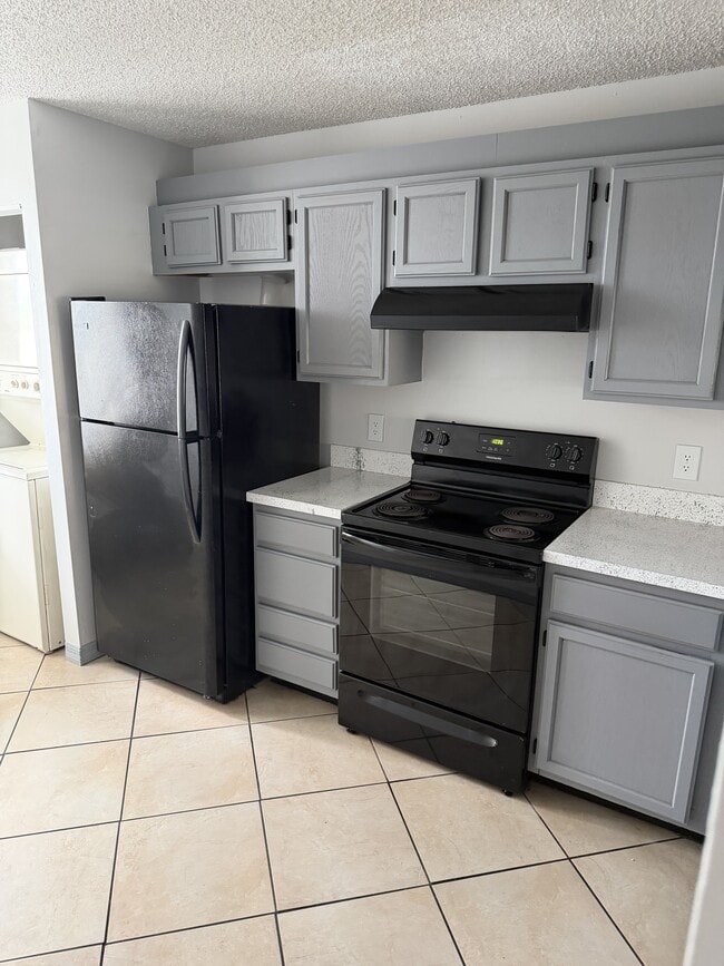 Building Photo - 2424 W Tampa Bay Blvd