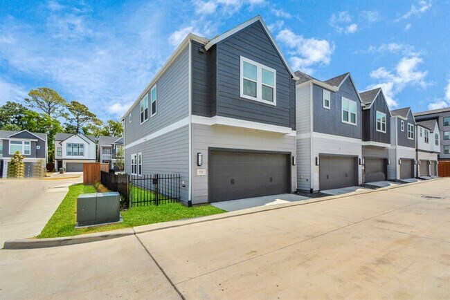 Building Photo - 739 Strawberry Pines Ct