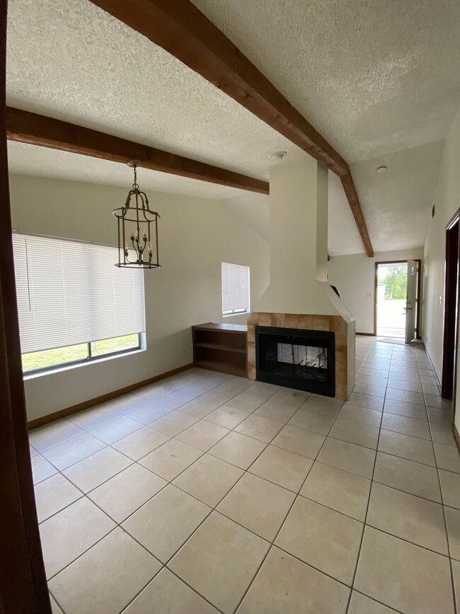 Building Photo - Two bedroom two bath