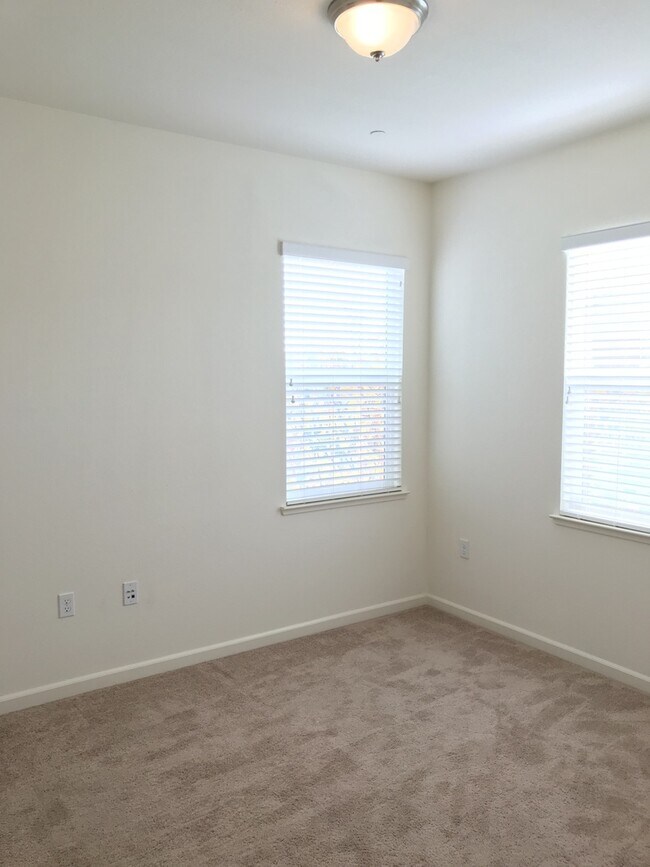 Building Photo - Two story home in Mountain House!