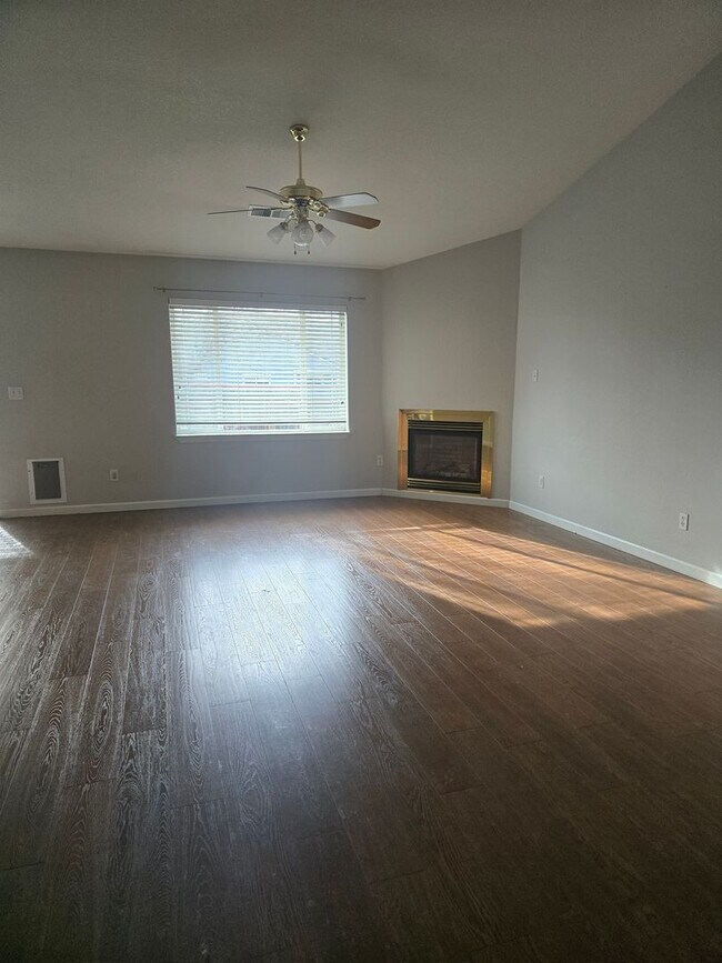 Building Photo - Beautiful 3 bed 2 bath