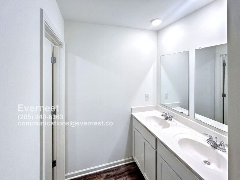 Building Photo - 1301 Chelsea Pk Trl