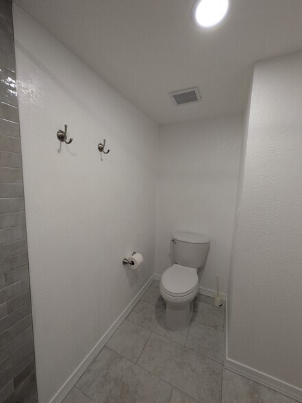 Building Photo - 122 S Hardy Dr