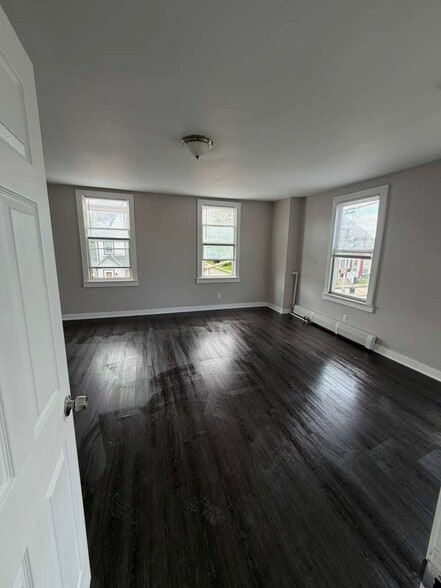 Building Photo - 559 S Main St