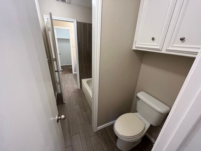Building Photo - Cute Duplex