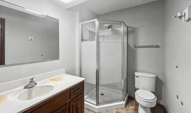 Building Photo - 3 Bed/2 Bath Condo with Garage / Pet-Friendly / Available Now!