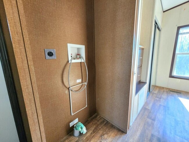 Building Photo - 140 Holy Temple St