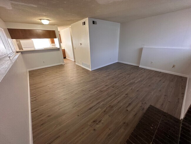 Building Photo - $895 - 2 bed 1.5 bath beautiful bi-level a...