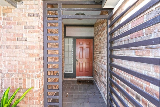 Building Photo - 1222 Longhorn Dr