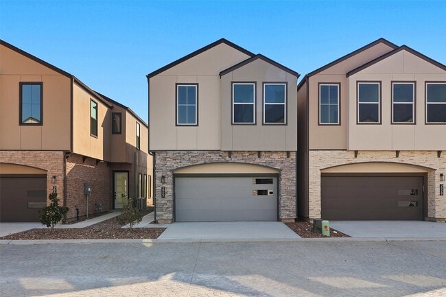 Building Photo - 2927 El Fenice Ln