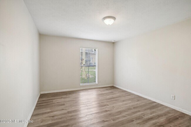 Building Photo - 851 Bert Rd