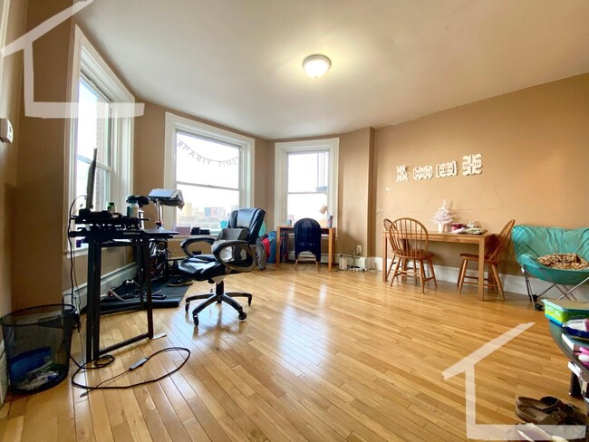 Building Photo - 2 Bedroom