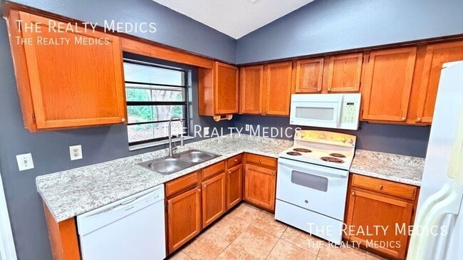 Building Photo - 104 E Osceola St