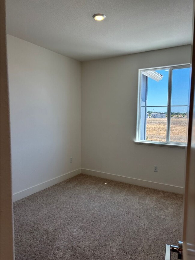 Building Photo - Beautiful 2025 Built 4/2 - New Subdivision!