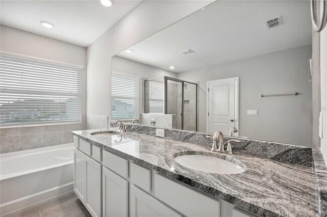 Building Photo - 2560 Warren Acrs Blvd