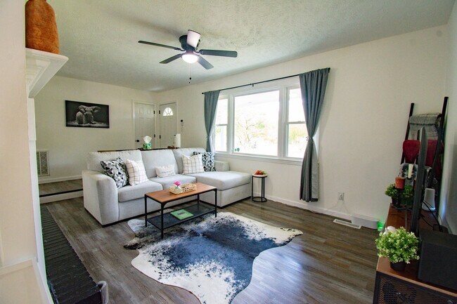 Building Photo - Coming Soon! 4 Bedroom 2 Bathroom Home: Pets Okay!