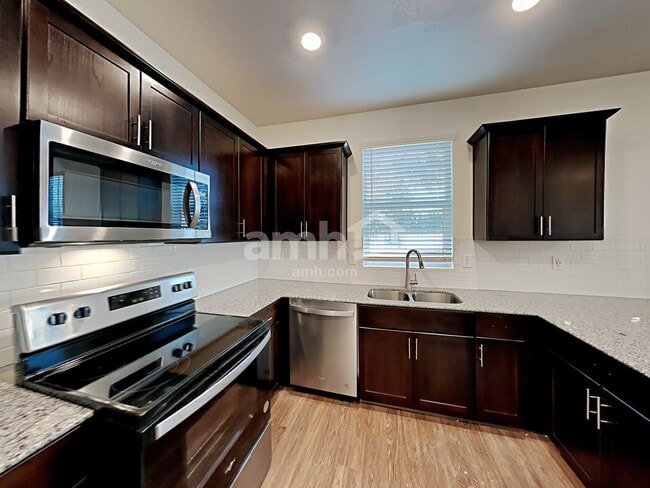 Building Photo - 632 W Hackamore Ave