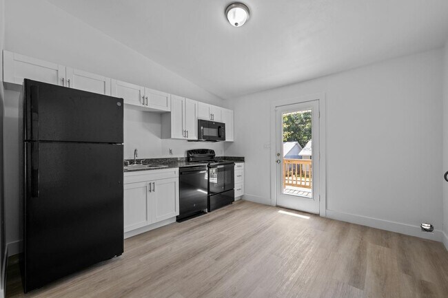 Building Photo - 2202 Magnolia Cir