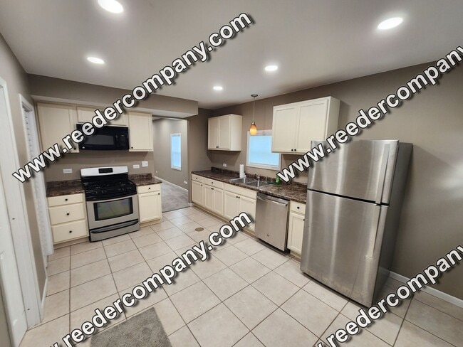 Building Photo - Spacious 2 bedroom 1 bath house near train station for easy commute.