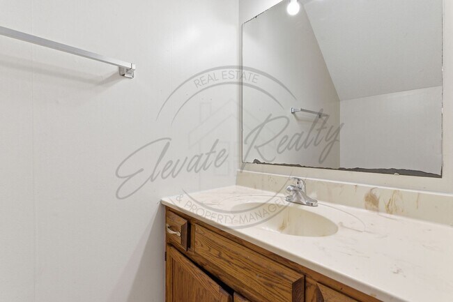 Building Photo - Spring Special: Charming 2 Bed / 1.5 Bath Townhouse in Cookeville