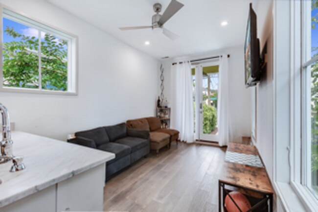 Building Photo - Modern Downtown Home!