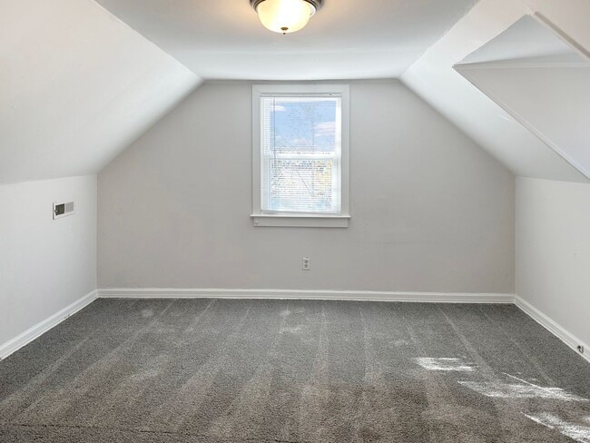 Building Photo - **HOLIDAY MOVE IN SPECIAL: $200 OFF 1st MO...
