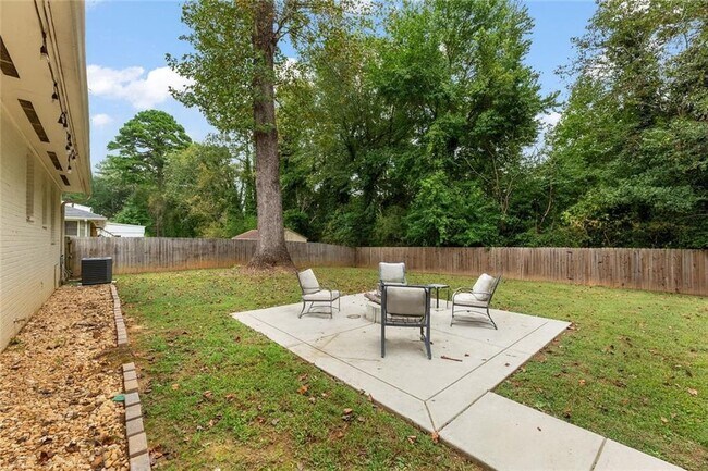 Building Photo - 551 Lyle Dr SE