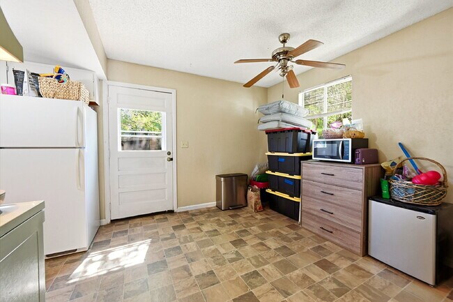 Building Photo - $1,695.95 - 2 Bed, 1 Bath Townhome In Denver with In Unit Laundry!