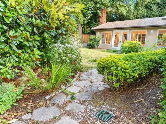 Building Photo - Beautifully Remodeled Home in Prime Kirkland Location | Designer Finishes | Spacious Layout | Top...