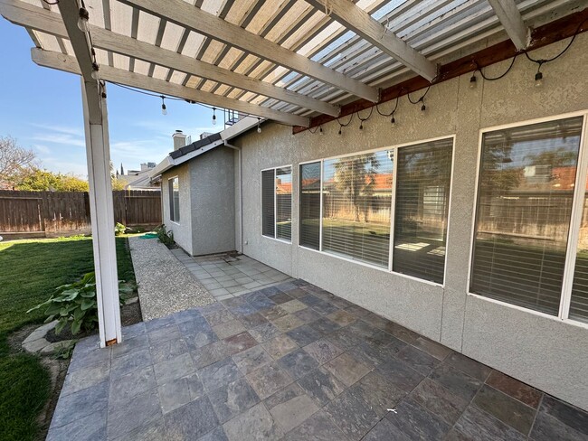 Building Photo - Beautiful 3 bed 2.5 bath home with SOLAR a...