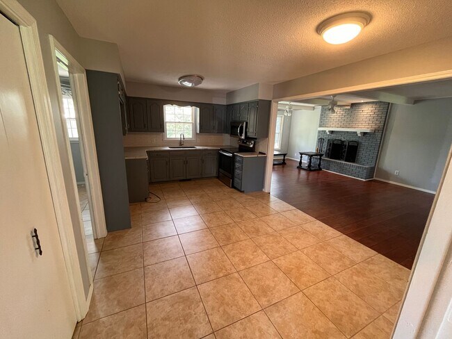 Building Photo - 3-Bed, 2-bath Luxury Southern Hills Designer Home!