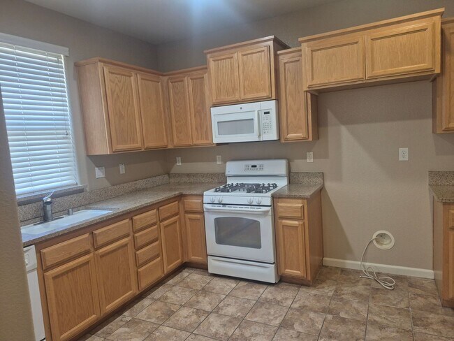Building Photo - Adorable 3 bedroom 2.5 bath