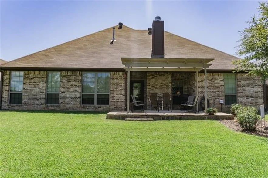 This listing is for a roommate situation - 1 bedroom for rent, not entire house - 1643 Elk River Rd
