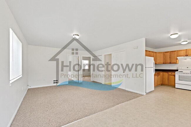 Building Photo - 6498 Tamarack Ln