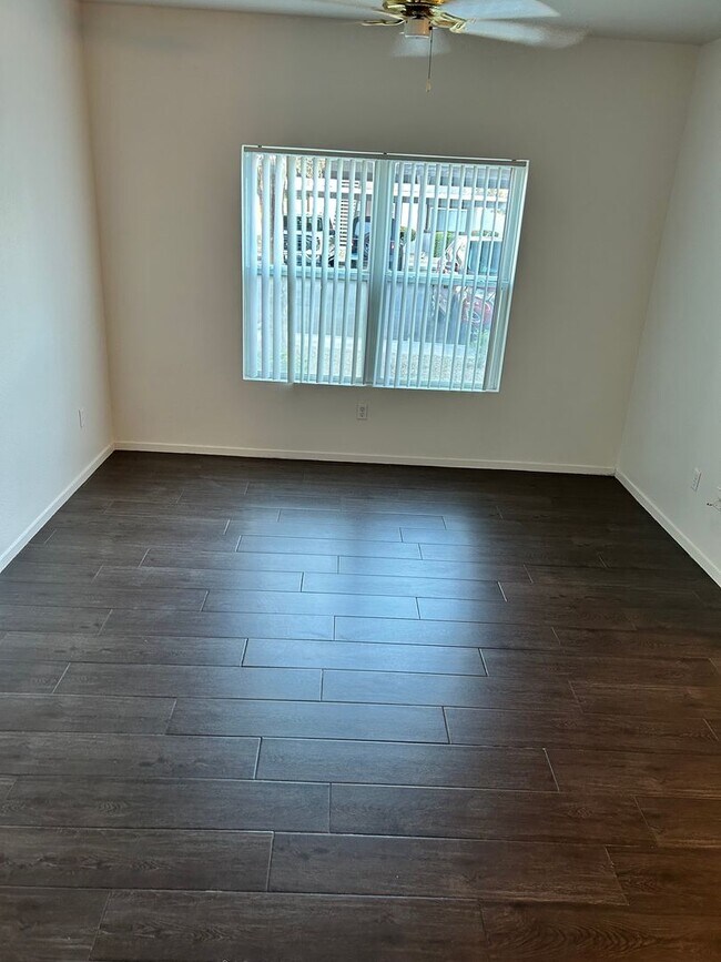 Building Photo - Beautiful unfurnished 2 bedroom in the Southwest (Rainbow and 215)