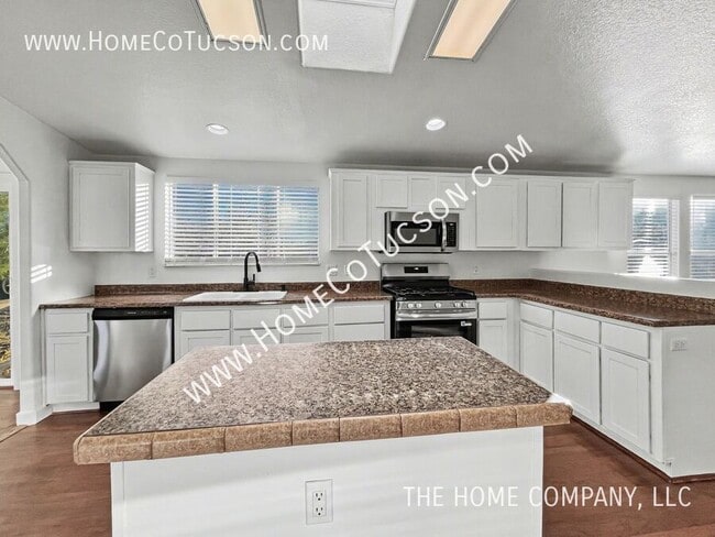 Building Photo - 5840 E Dakota Rd