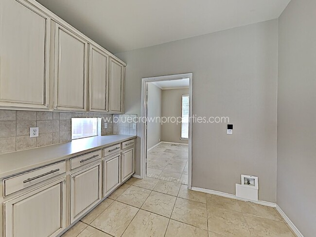 Building Photo - 2440 Kingsley Dr