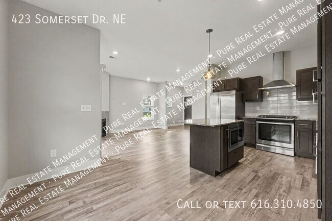 Building Photo - 423 Somerset Dr NE