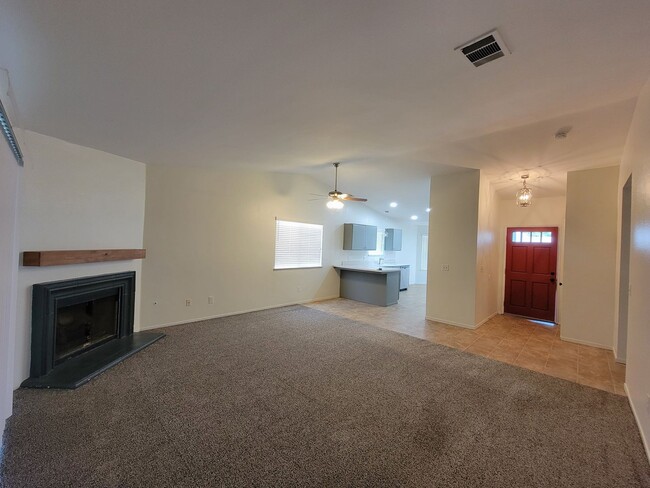 Building Photo - *Wait list full- Currently not accepting applications* 3 Bedroom 2 Bathroom in NW Visalia with Ya...