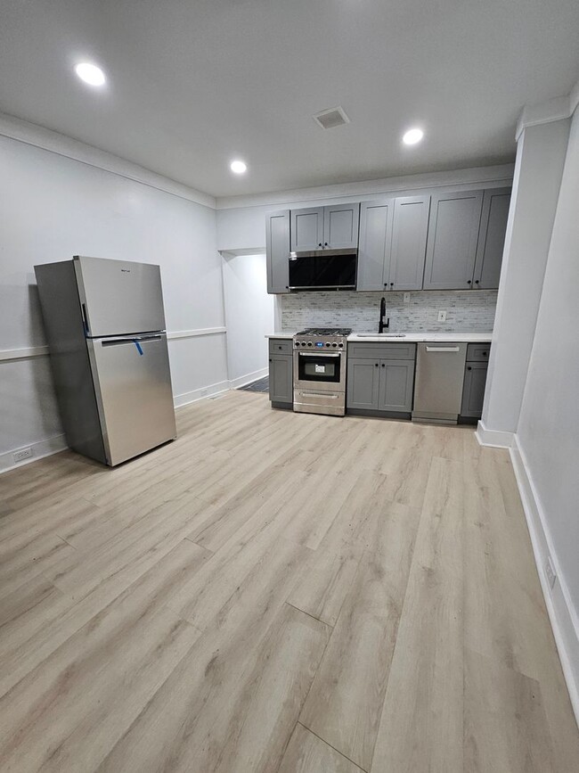 Building Photo - Beautifully Remodeled Townhouse